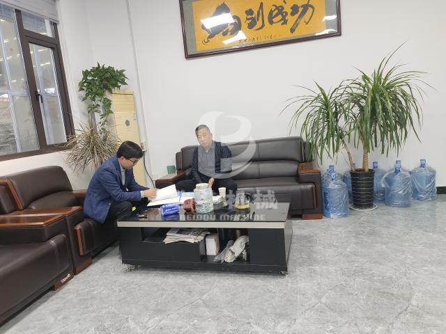 山東客戶慕名而來了解我司先進(jìn)的木材烘干機